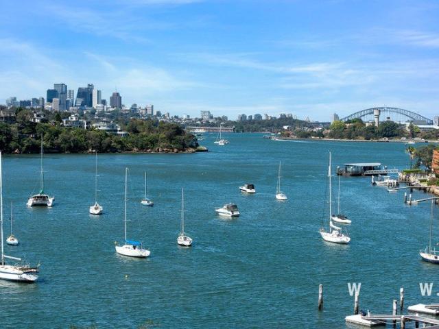 Spacious Waterfront Apartment with Iconic Harbour Views