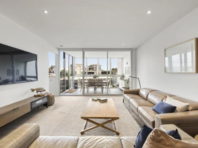 Spacious Waterfront Apartment in a Premium Marina Setting