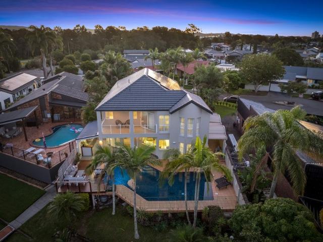 SPACIOUS WATERFRONT FAMILY HOME IN ONE OF CARRARA'S FINEST CUL DE SACS