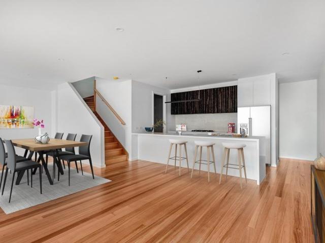 SPACIOUS WATERFRONT FAMILY LIVING