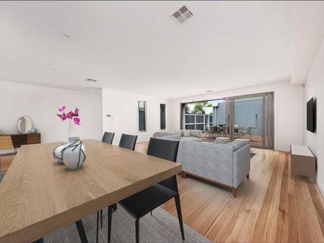 SPACIOUS WATERFRONT FAMILY LIVING