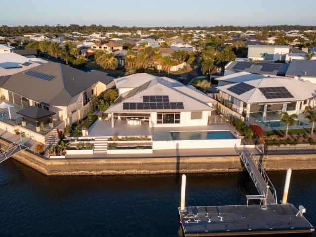Beautiful Home Spacious Waterfront Luxury with 28m Canal Frontage