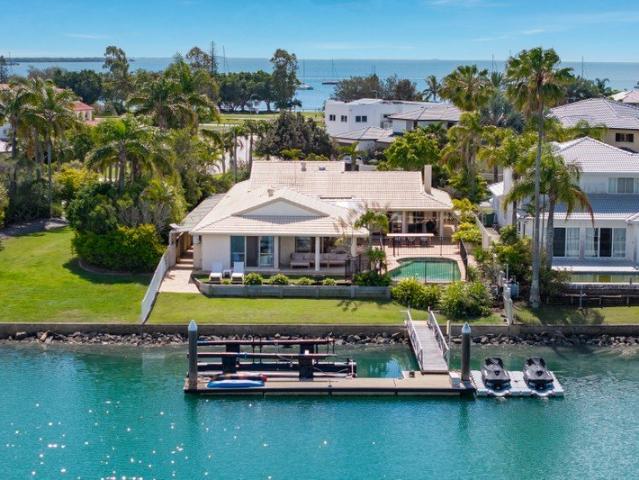 SPACIOUS WATERFRONT LOWSET ON ¼ ACRE BLOCK 1 STREET FROM THE BEACH!