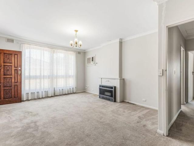 Spacious & Well Located Unit in Sought After Kensington Gardens