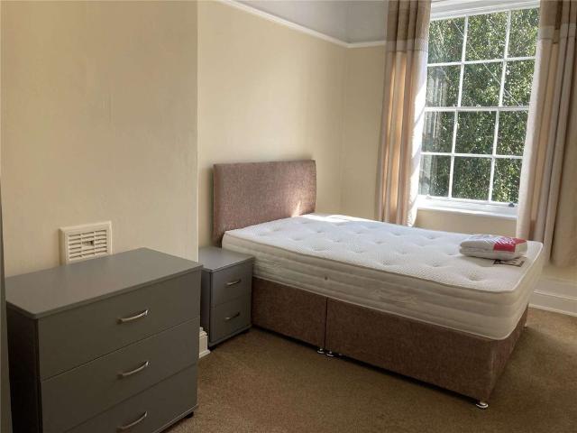 Spacious, well presented three bedroom second floor duplex apartment, offered fully furnished. Featuring a stylish modern fitted kitchen in a prime city centre location