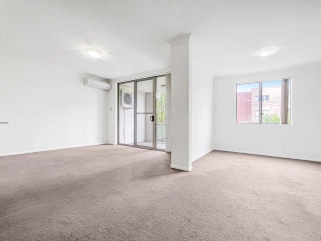 SPACIOUS & WELL PRESENTED, READY TO GO!
