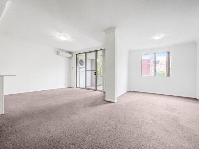 SPACIOUS & WELL PRESENTED, READY TO GO!