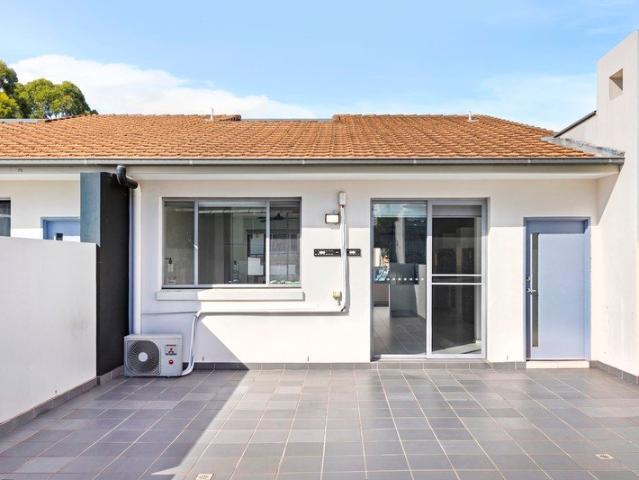 Spacious, West Facing Resort Style Complex With Access to Tennis Court, Gym, Pool & BBQ Area!