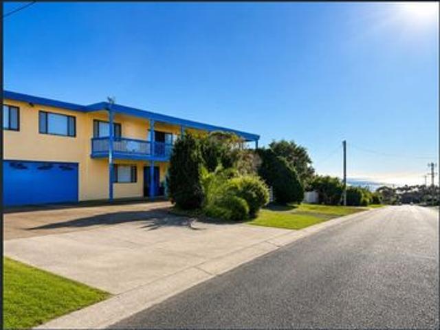 Spacious with breathtaking Beach Views – The Ultimate Family Haven