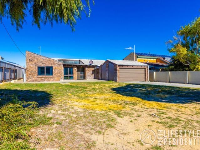 Spacious Yachting Village Home Huge 810sqm Block & Walk to Everything!