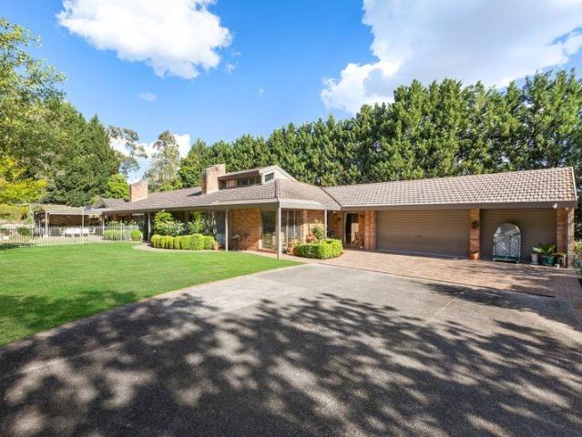 Spacious Acre living with Pool & Tennis Court!