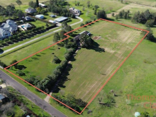 Spacious Acreage Living with Privacy, Space & a Warm Family Feel