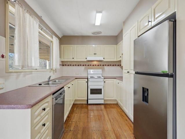Spacious Acreage Living in a Prime Greenbank Location