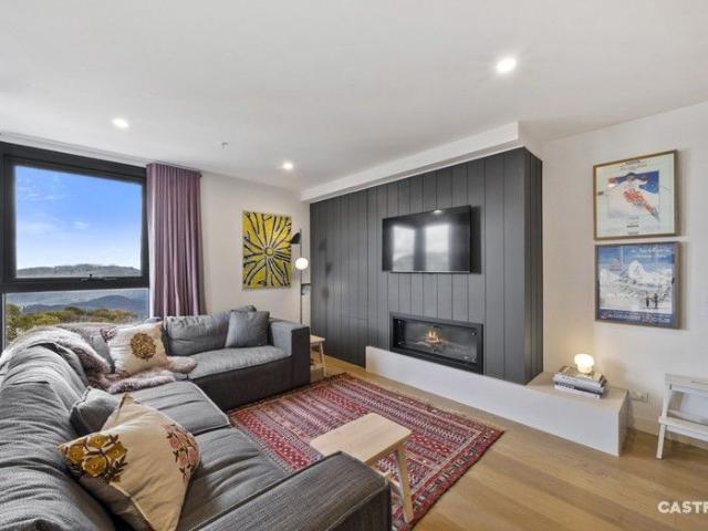 Spacious Alpine Retreat with Uninterrupted Bluff Views