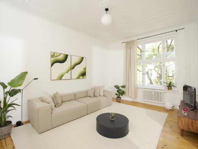 Spacious Altbau Apartment with Study & Balcony