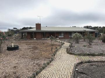 Spacious and Comfortable Country Living with Gardening Included