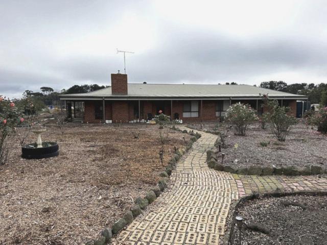 Spacious and Comfortable Country Living with Gardening Included