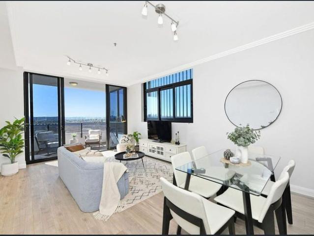 Spacious and convenient apartment with stunning district and harbour bridge views