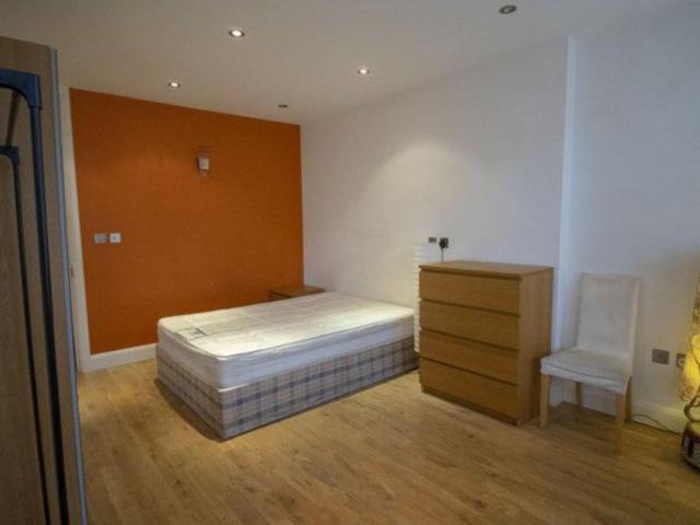 Spacious and cosy 4 bedroom apartment near Hammersmith Station Has an Apartment
