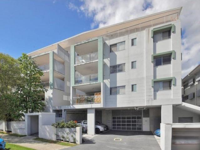 SPACIOUS AND CENTRAL 3 BEDROOM + STUDY APARTMENT IDEAL FOR A FAMILY