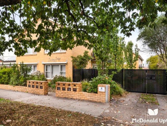 Spacious and Chic Apartment in Key Essendon Pocket