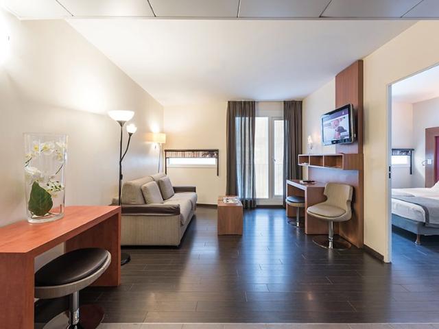 Spacious and Accessible Apartment with Modern Amenities, Paris Amsterdam Apartments for Rent