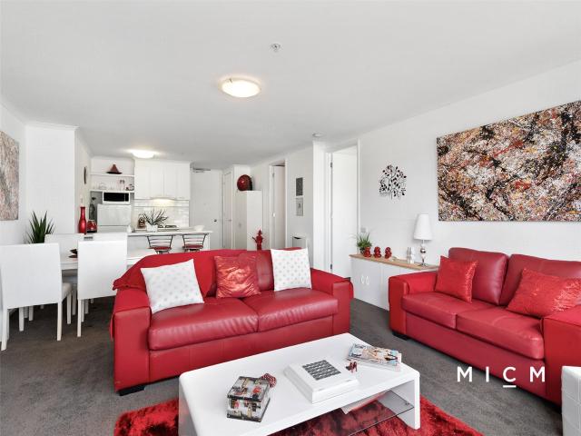 Spacious and Bright one bedroom apartment with car space!