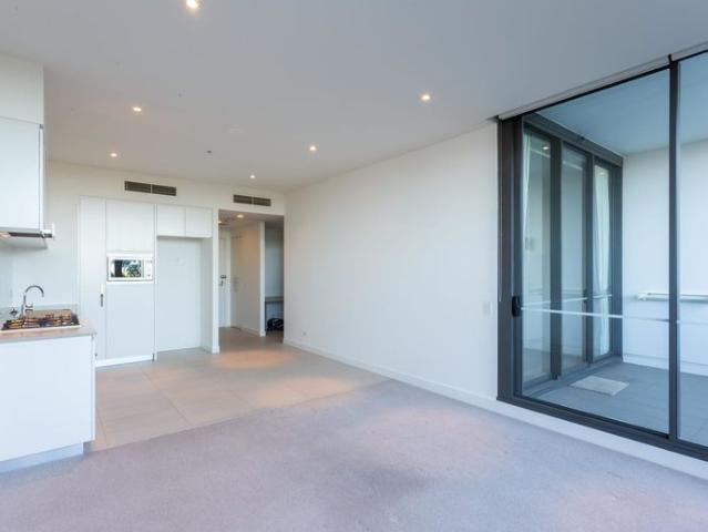 Spacious and bright one bedroom unit in Pinnacle by Mirvac