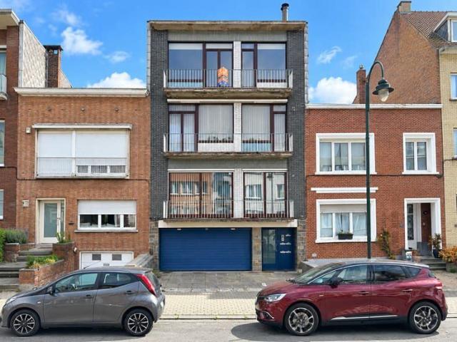 SPACIOUS AND BRIGHT APARTMENT – 2 BEDROOMS – TERRACE – LIFT