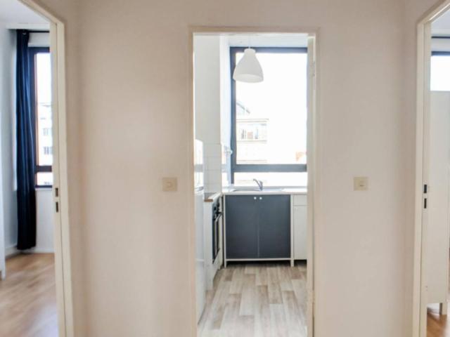 Spacious and bright room with balcony in 3 bedroom apartment