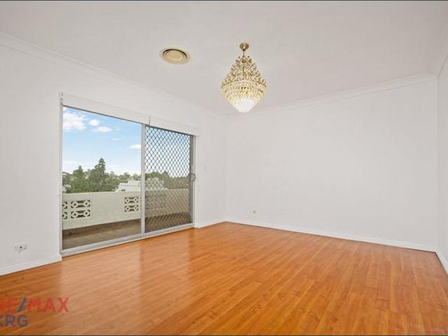 Spacious and Bright Three Bedroom Apartment in Dulwich Hill