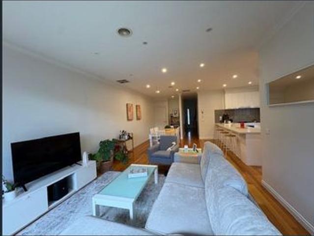 SPACIOUS AND BRIGHT TOWNHOUSE