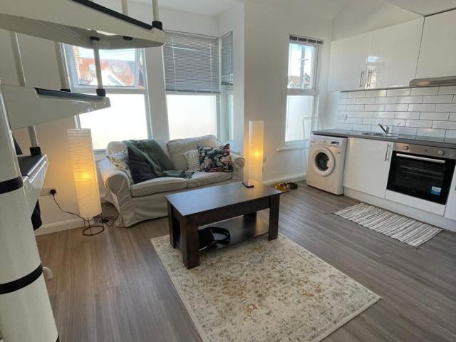 Spacious and bright 1 bed flat
