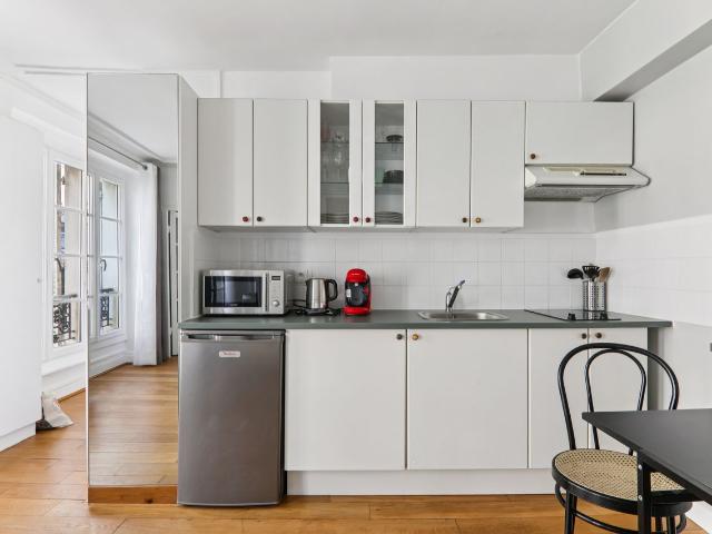 Spacious and Bright 1 Bedroom Apartment in a Quiet Courtyard, Paris Amsterdam Apartments for Rent