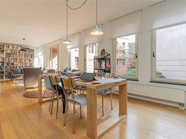 Spacious and bright 2 bedroom apartment furnished or not