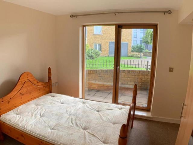 Spacious and bright 3 bedroom in Bow area Has an Apartment