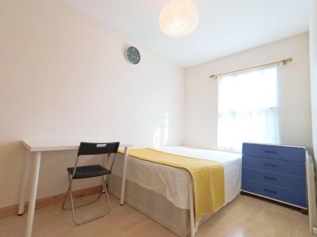 Spacious and bright 4 bedroom flat, Colindale