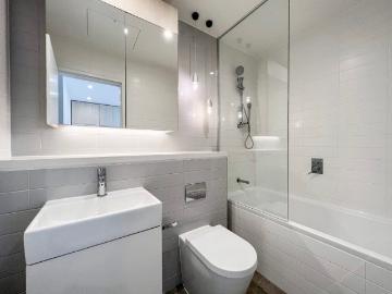 Spacious and Brighter Apartment In Great Location with View!