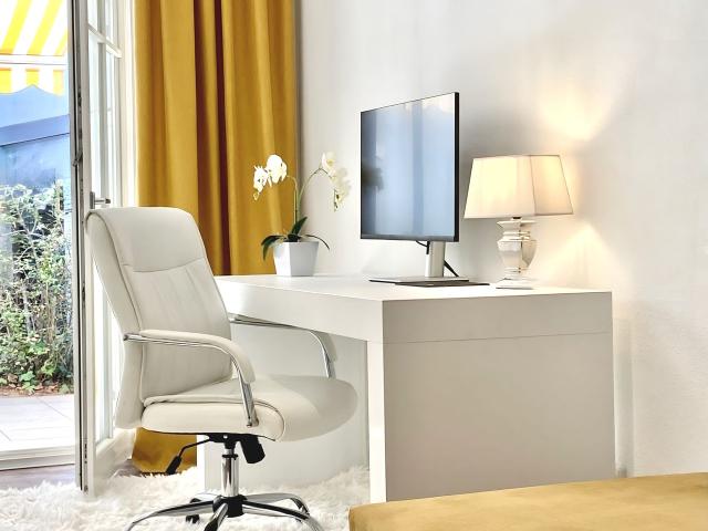 Spacious and elegant 3 room Garden Apt, 2 bedrooms, large Home Office, 65' Smart TV, Private Underground Parking, WLAN included, Munchen Amsterdam Apartments for Rent