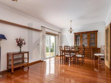 Spacious and furnished T2, with parking space in Qta. from Lambert