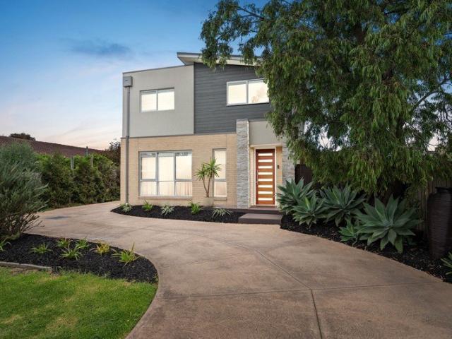 Spacious and impeccable bayside home