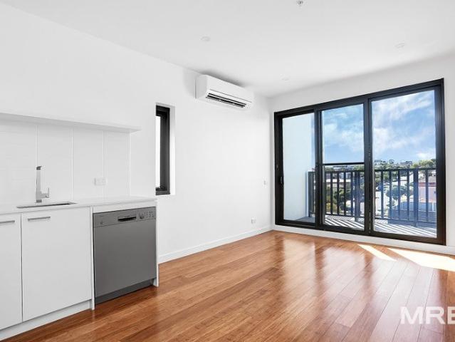 Spacious and light filled apartment in Brunswick West