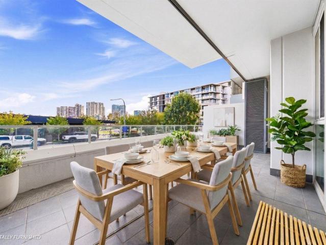 SPACIOUS AND LIGHT FILLED HAVEN | 170 SQM ON TITLE | COURTYARD, BALCONY AND TWO CAR SPACES