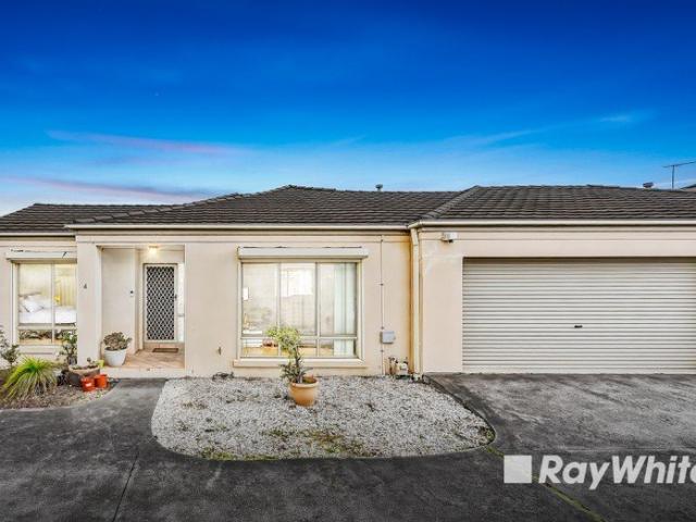 SPACIOUS AND MOVE IN READY IN PRIME LOCATION!