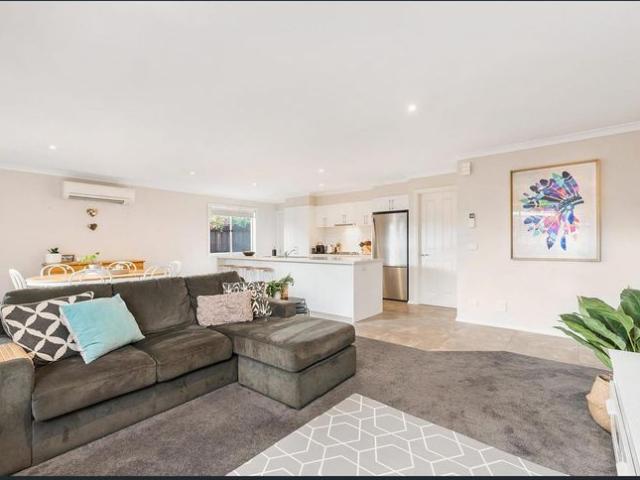 Spacious and modern, minutes to services
