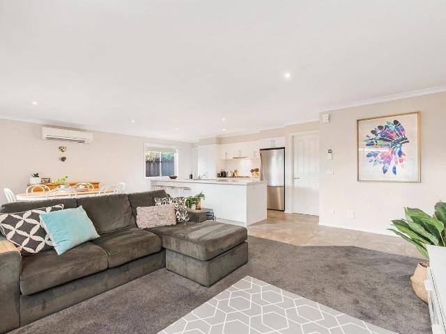 Spacious and modern, minutes to services