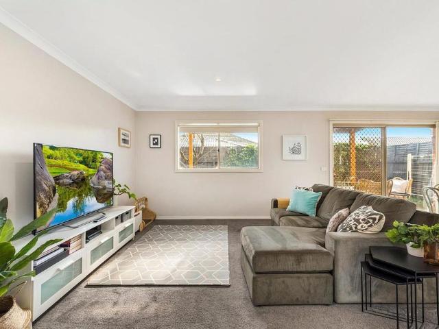 Spacious and modern, minutes to services