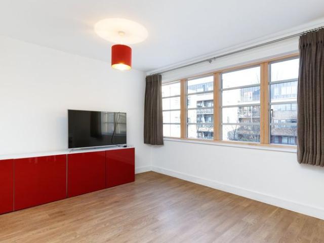 Spacious and modern apartment overlooking a well maintained courtyard in a convenient N1 location