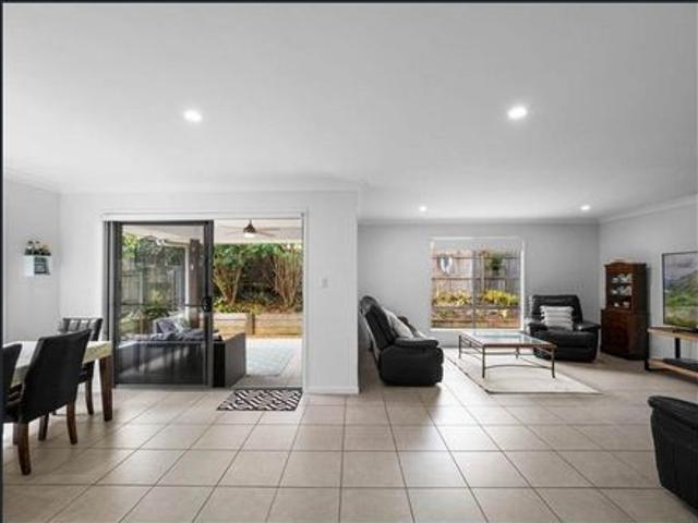 Spacious and modern house located in the sought after suburb of Birkdale