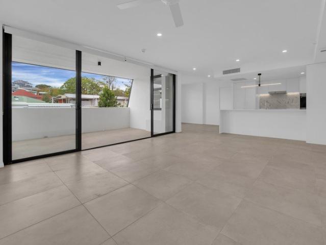 Spacious and Modern 3 Bedrooms' Unit in Highly Desirable School District